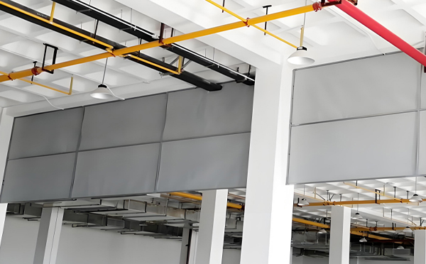 商场防烟分区常闭节点：迭部挡烟垂壁高度与控制器接线图解