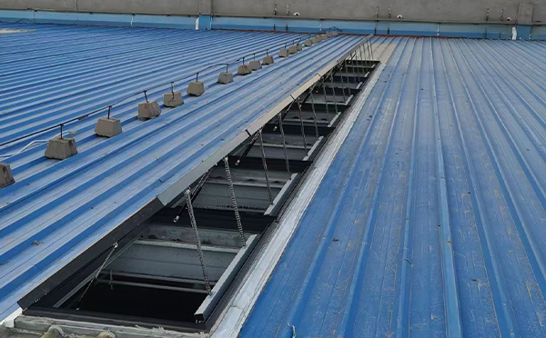 某城市大型商业综合体中庭迭部排烟窗工程